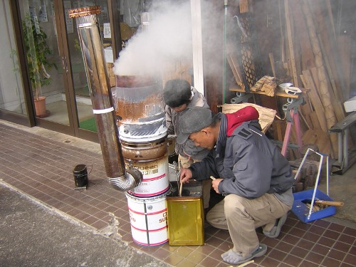 ロケットストーブで飯ごう炊さん